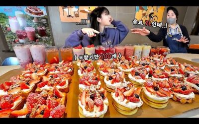음료만 7리터가 넘는다구요?! 다 먹을수 있을까..🤔 딸기만 100개 이상 들어간 와플 토스트 팬케이크 먹방
